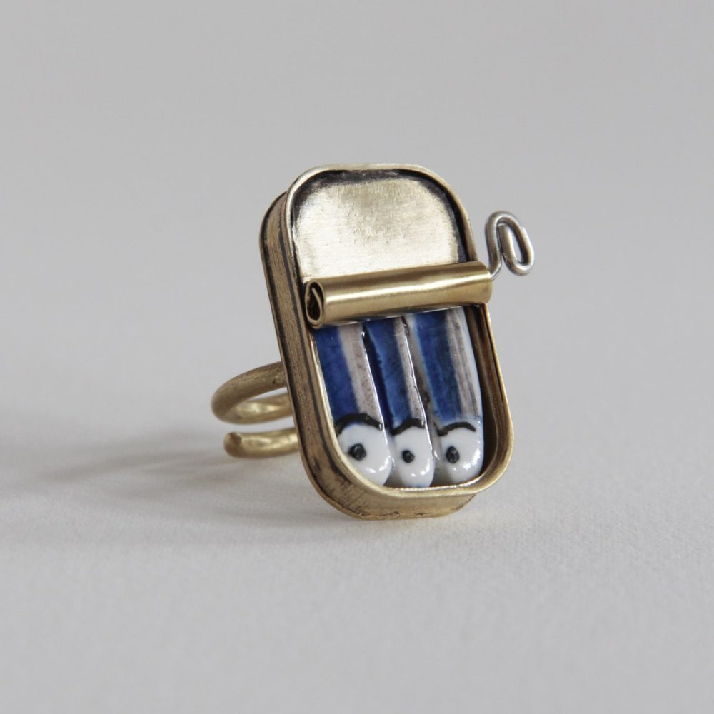Anillos de latón y porcelana Sardinas en lata - Vacía La Nevera Anillos de latón y porcelana Sardinas en lata