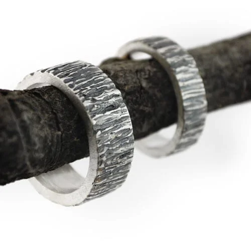 alianzas de plata oxidada corteza de árbol