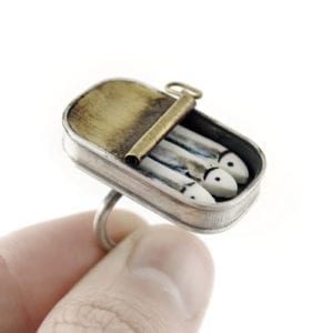 anillo de plata y porcelana lata de sardinas