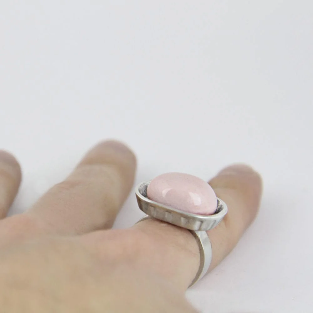 anillo de plata y porcelana con forma de jabonera