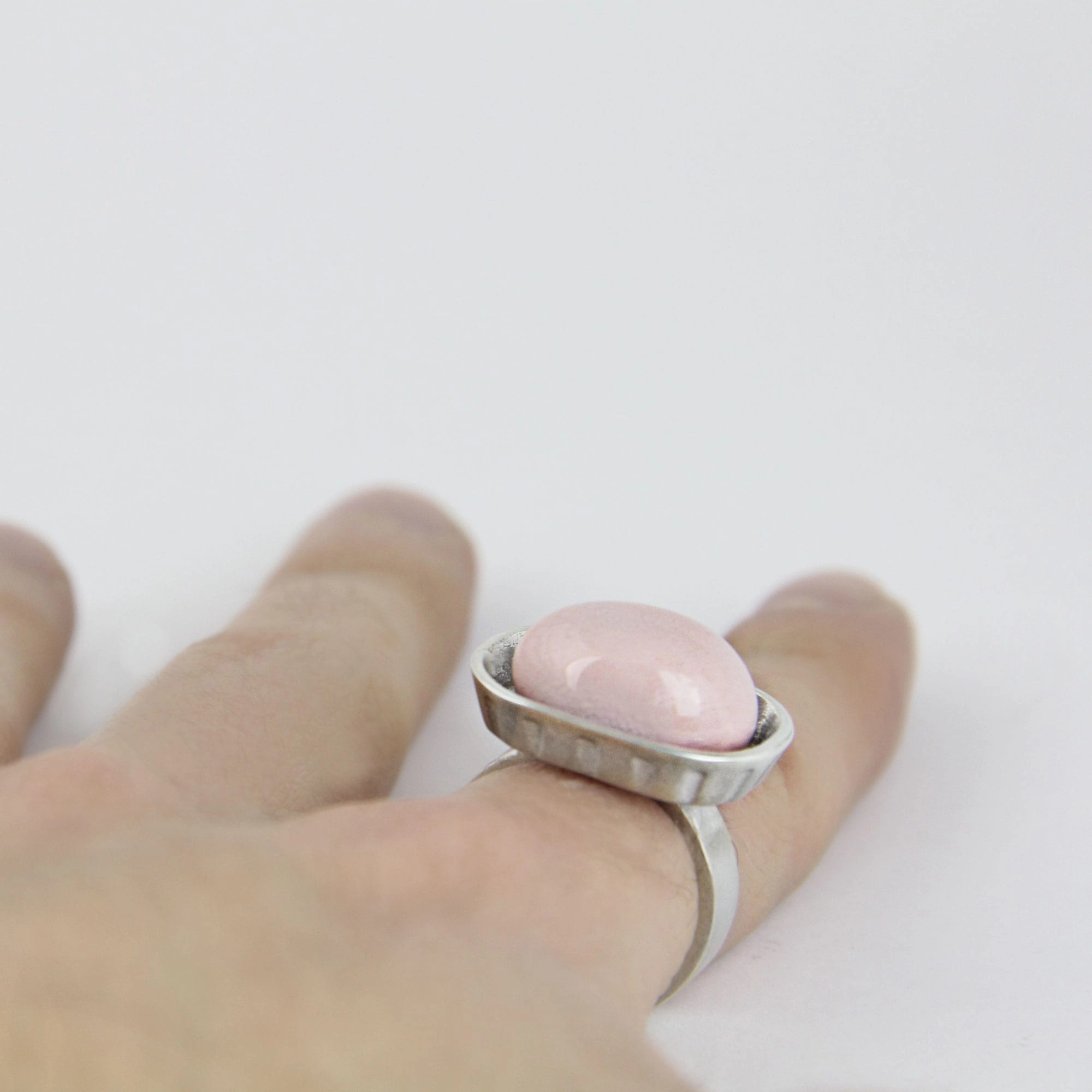 anillo de plata y porcelana con forma de jabonera