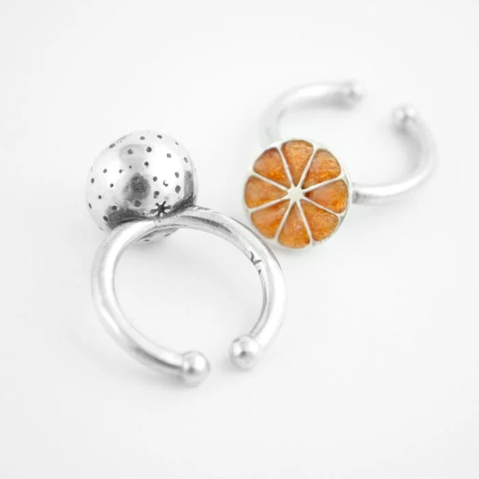 anillo de plata y esmalte naranja, frutas joya