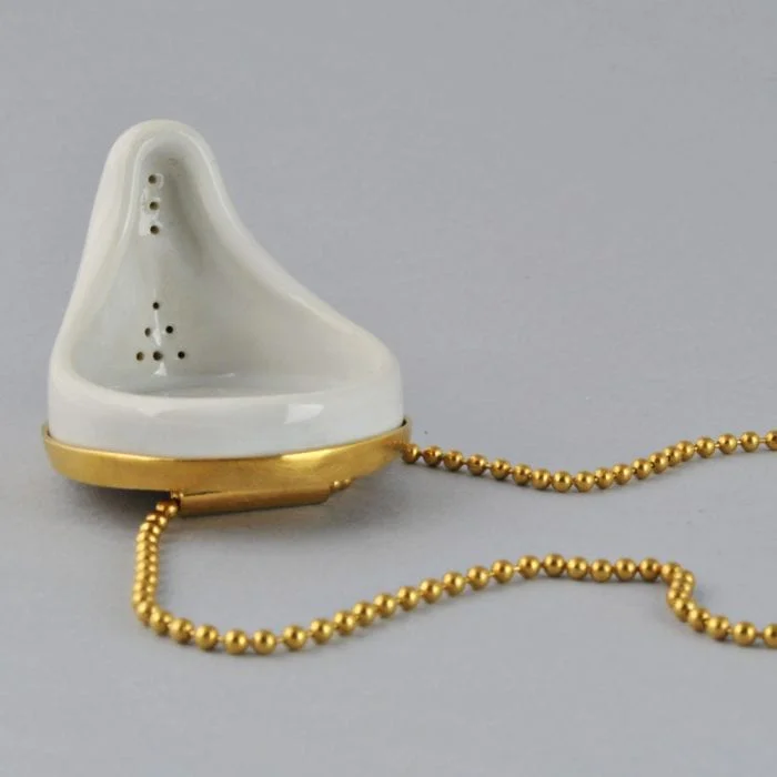Collar Dorado y Porcelana, Urinario Blanco