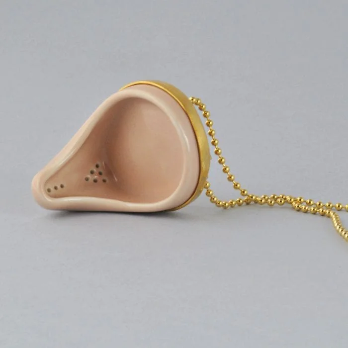 Collar Dorado y Porcelana, Urinario Rosa - Vacía La Nevera Collar Dorado y Porcelana, Urinario Rosa