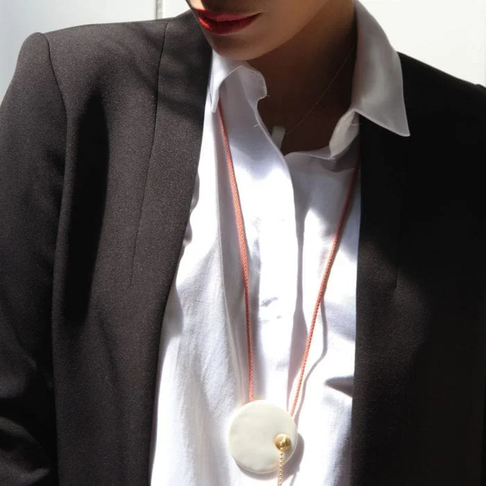 Collar de Porcelana – Fragmento de Bañera y Tapón
