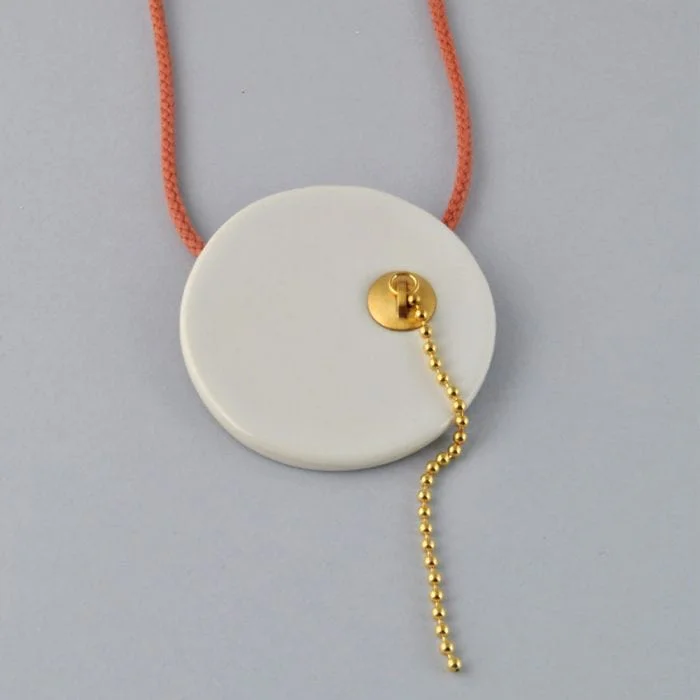 Collar de Porcelana – Fragmento de Bañera y Tapón