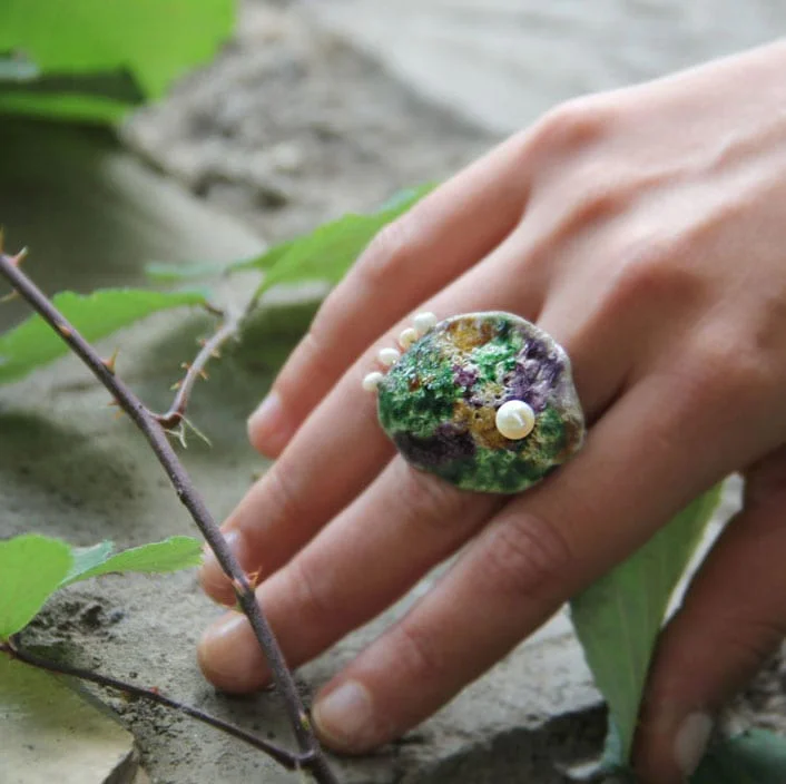Anillo de plata, esmalte y perlas Anillo de plata, esmalte y perlas