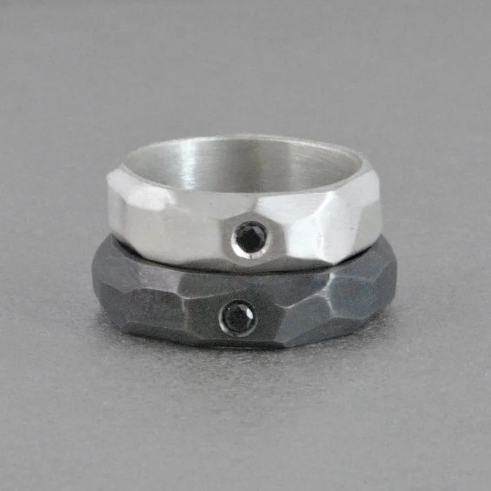 alianza de plata y diamante negro, geométrica facetada