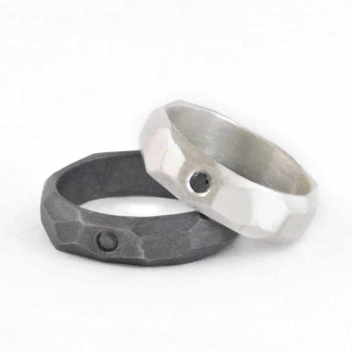 alianza de plata y diamante negro, geométrica facetada