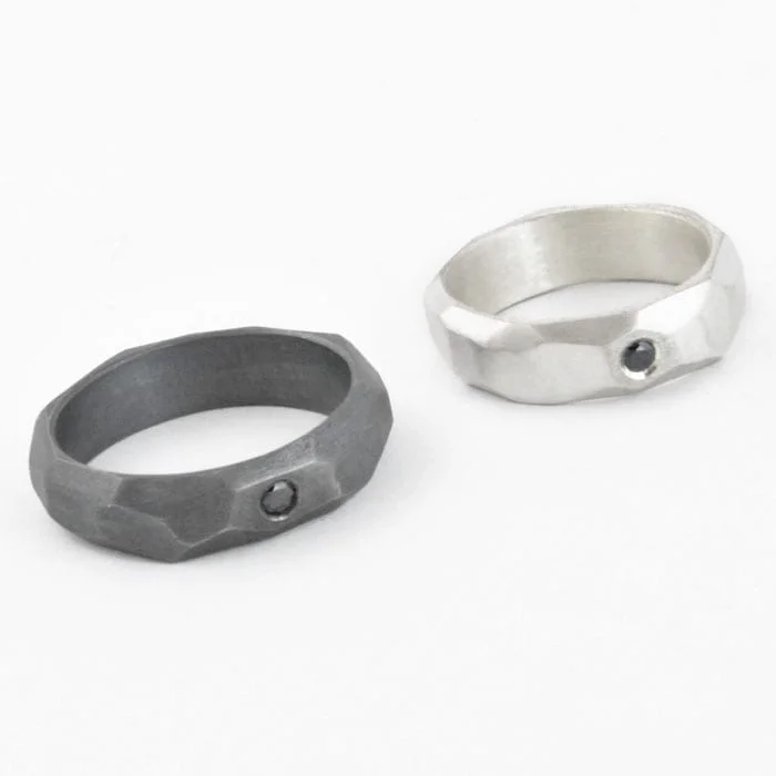 alianza de plata y diamante negro, geométrica facetada