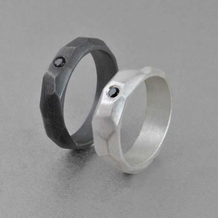 alianza de plata y diamante negro, geométrica facetada