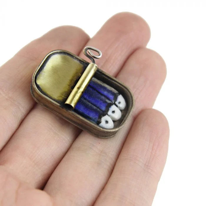 Broche de latón y porcelana Lata de Sardinas - Vacía La Nevera Broche de latón y porcelana Lata de Sardinas