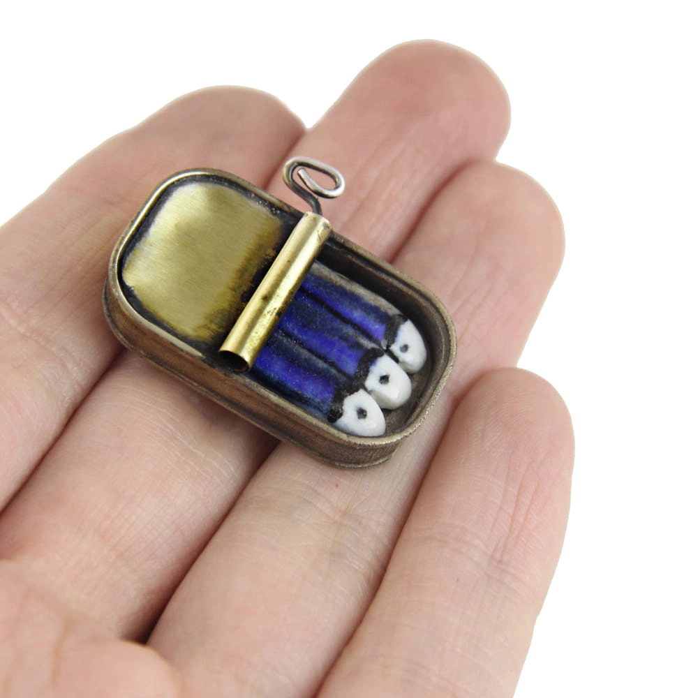 Broche de latón y porcelana Lata de Sardinas