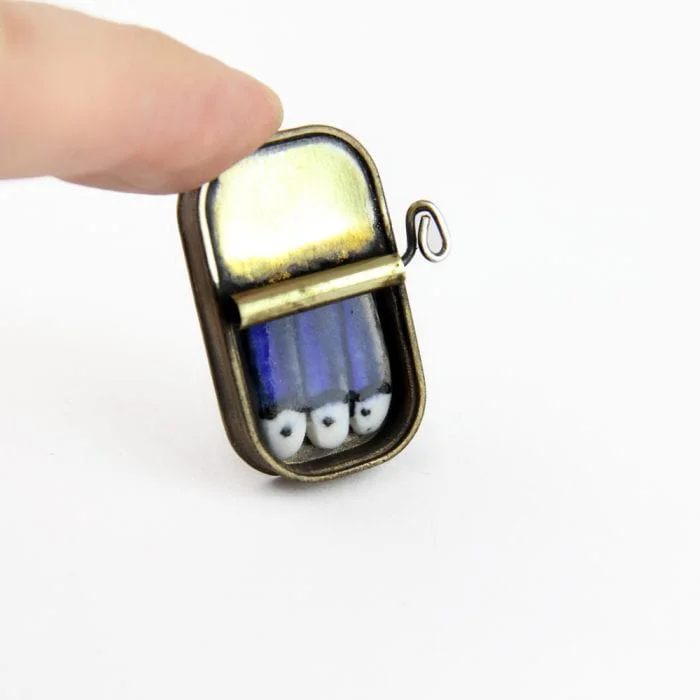 Broche de latón y porcelana Lata de Sardinas - Vacía La Nevera Broche de latón y porcelana Lata de Sardinas
