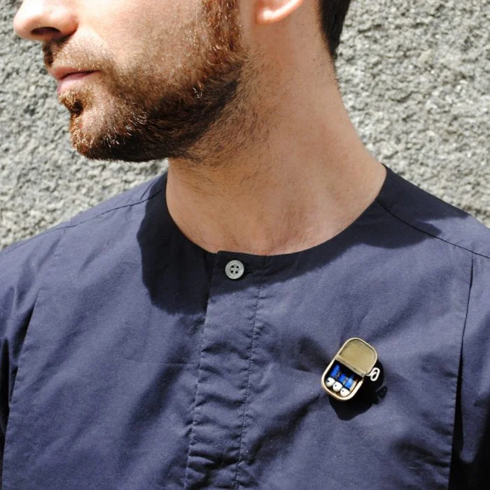 Broche de latón y porcelana Lata de Sardinas - Vacía La Nevera Broche de latón y porcelana Lata de Sardinas