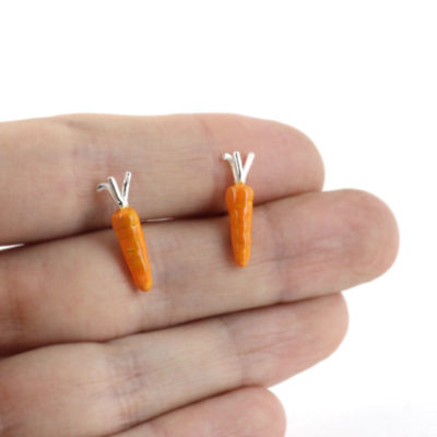 pendientes de plata mini zanahorias. Vacia la nevera