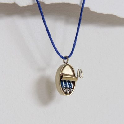Colgante lata de sardinas de latón y esmalte