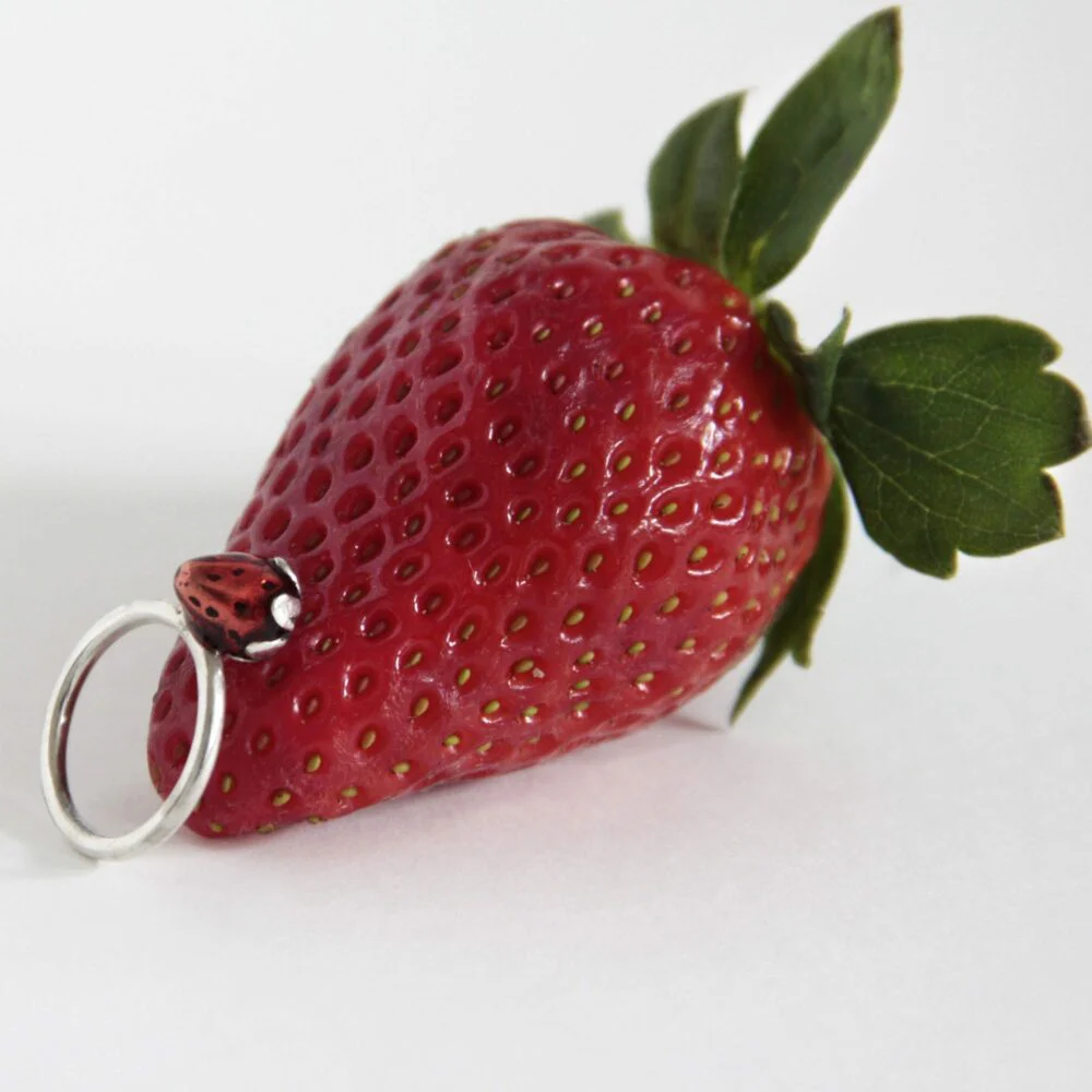 anillo de plata fresa roja