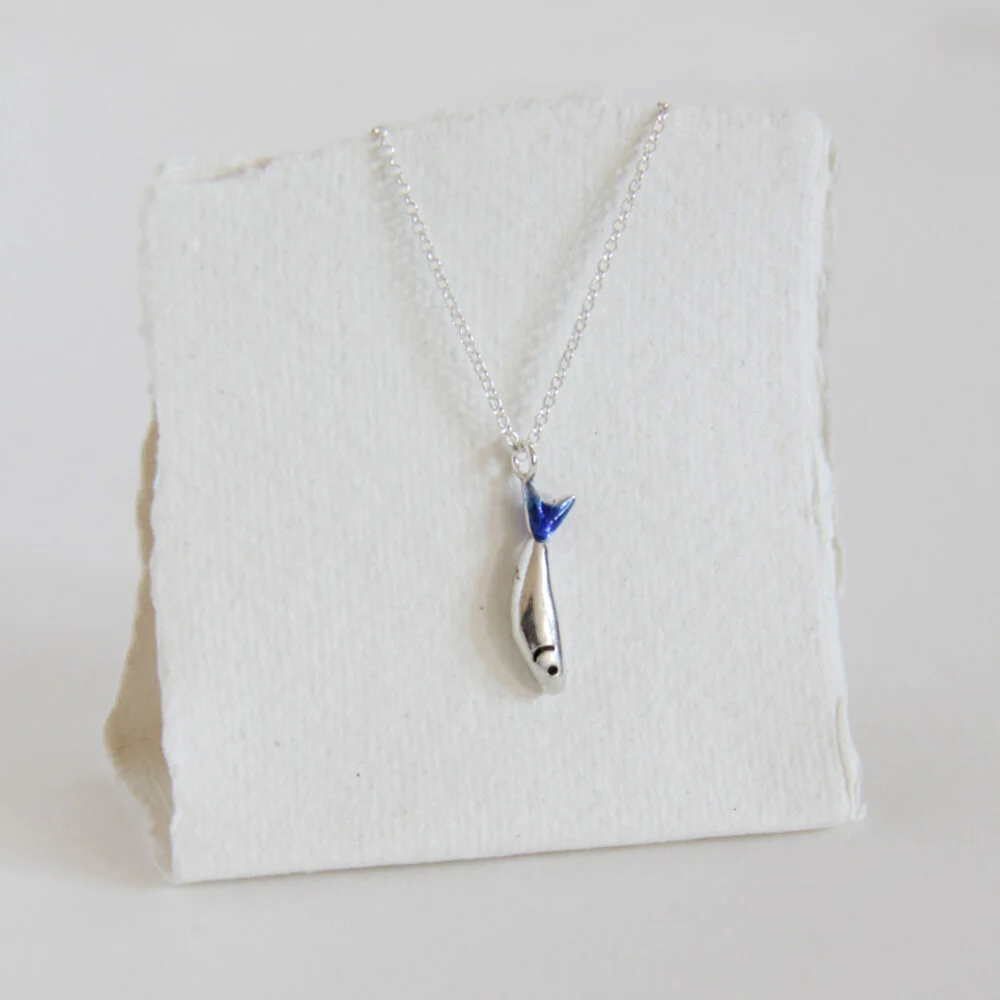 Gargantilla de plata sardina cola azul