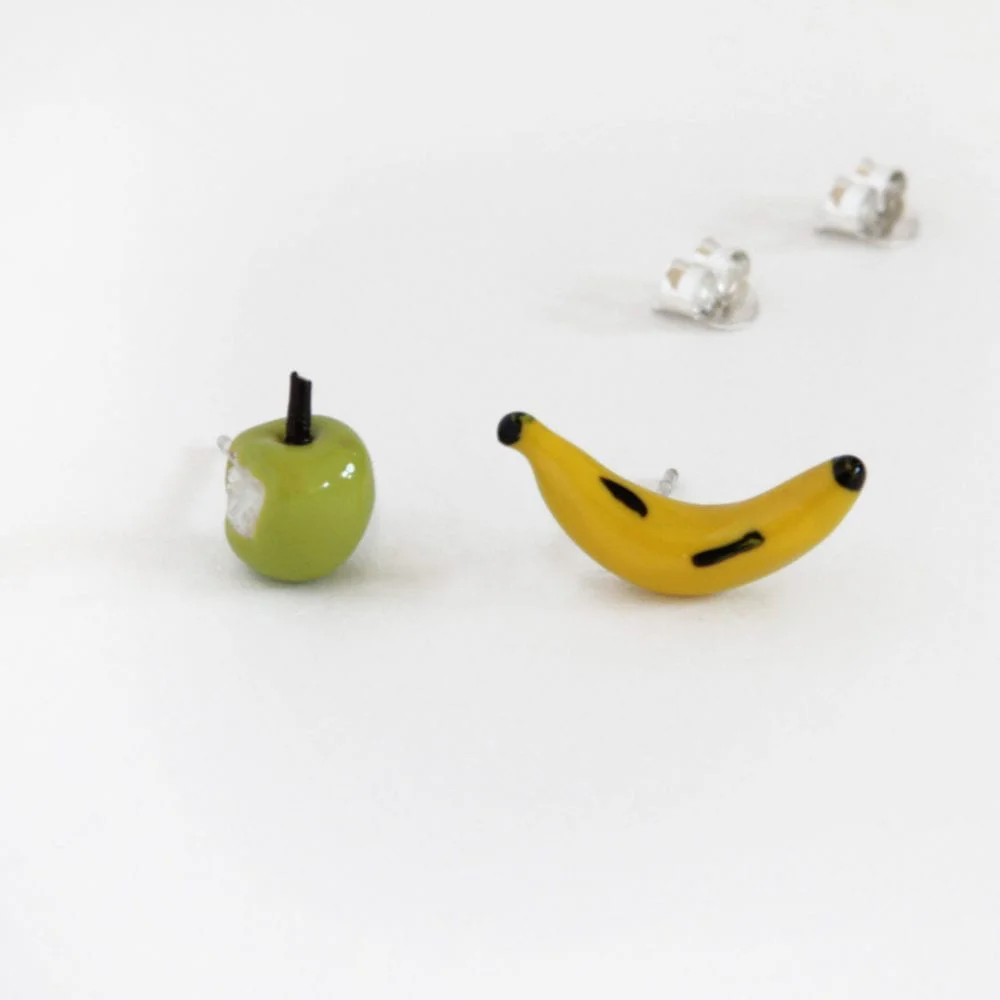 Pendientes diferentes manzana y plátano