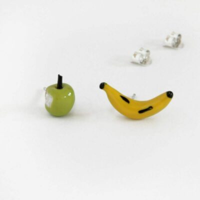 Pendientes diferentes manzana y plátano