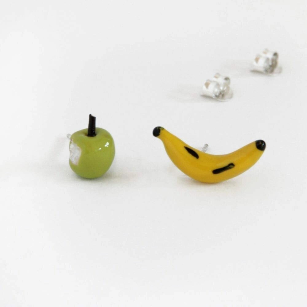 Pendientes diferentes manzana y plátano