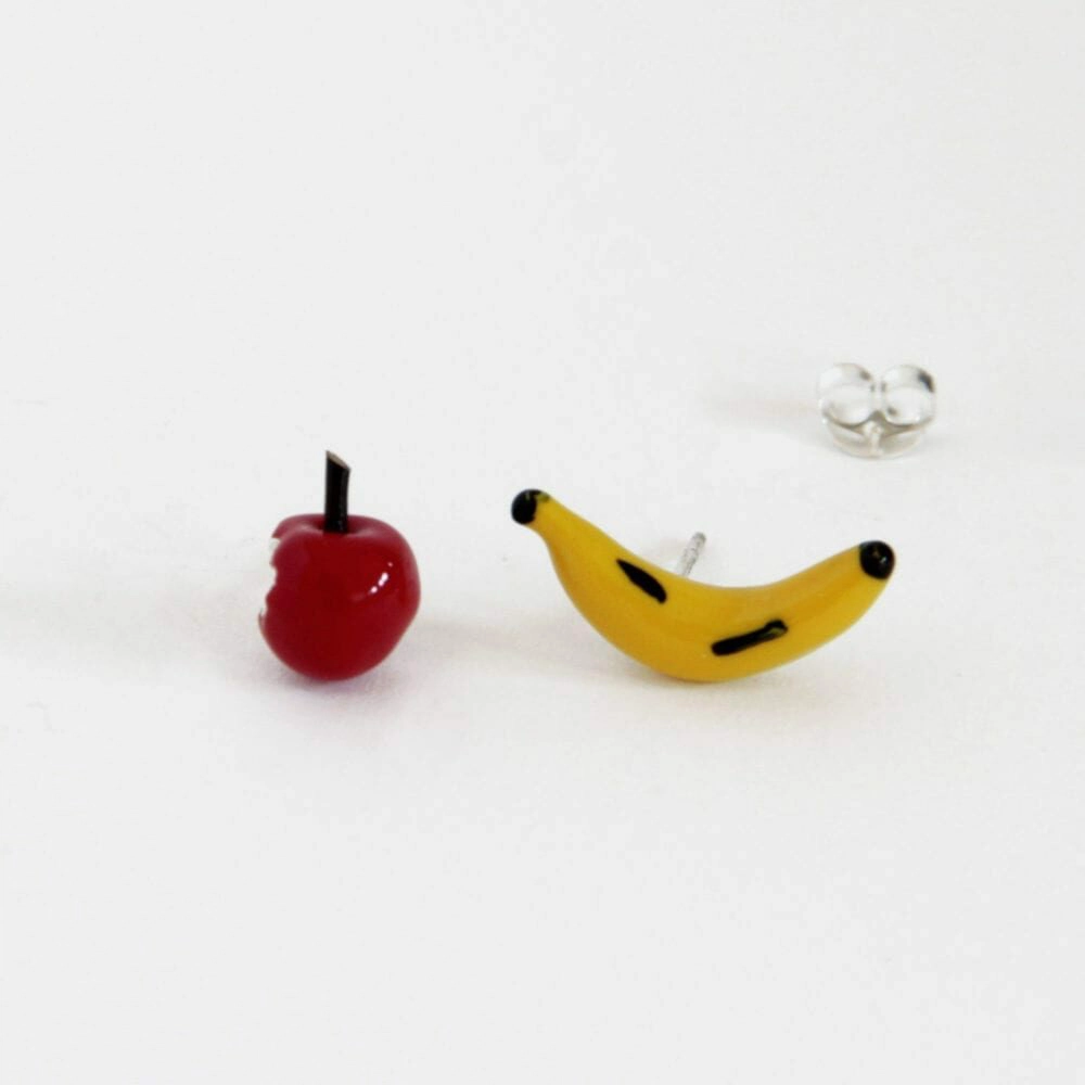 Pendientes diferentes manzana y plátano