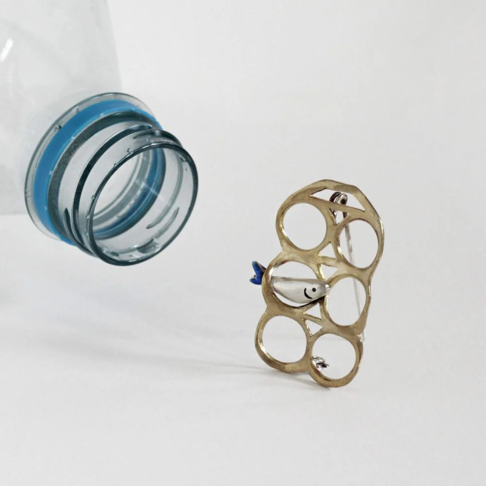 Broche de latón y plata