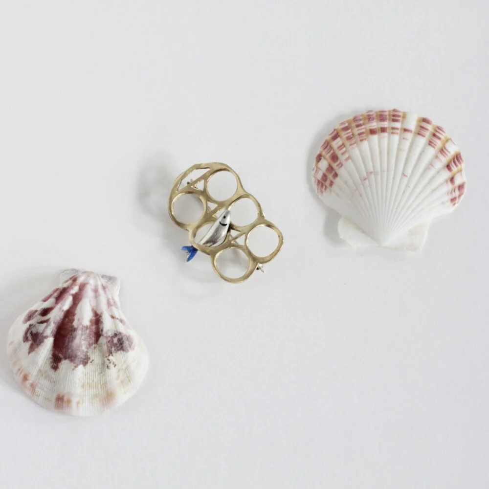 Broche de latón y plata