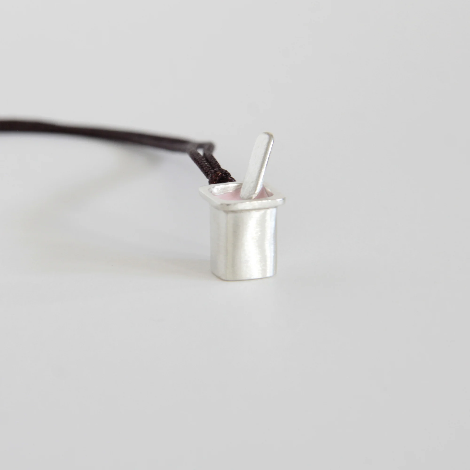 Colgante de plata con forma de yogur de fresa - Vacía la Nevera