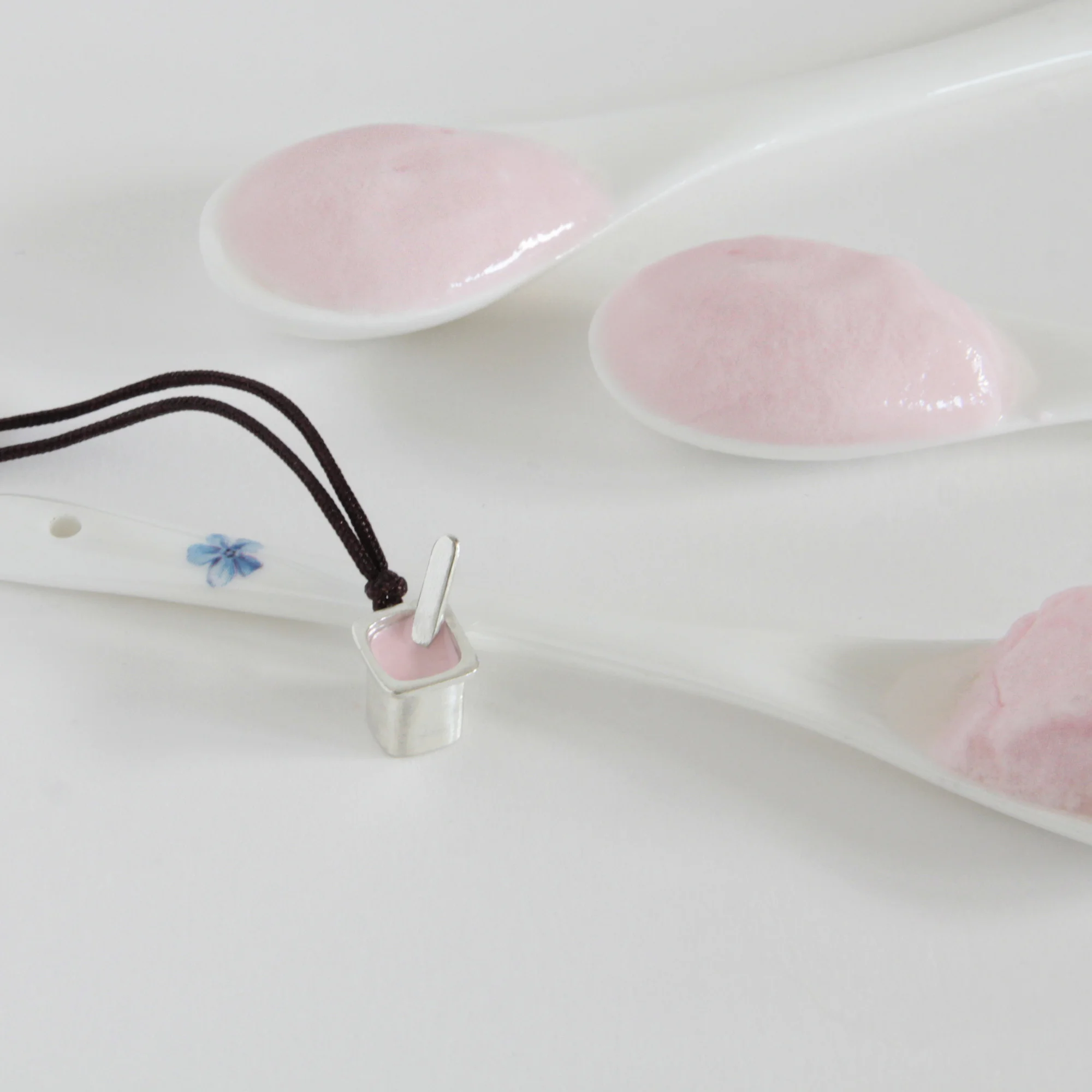 Colgante de plata con forma de yogur de fresa - Vacía la Nevera
