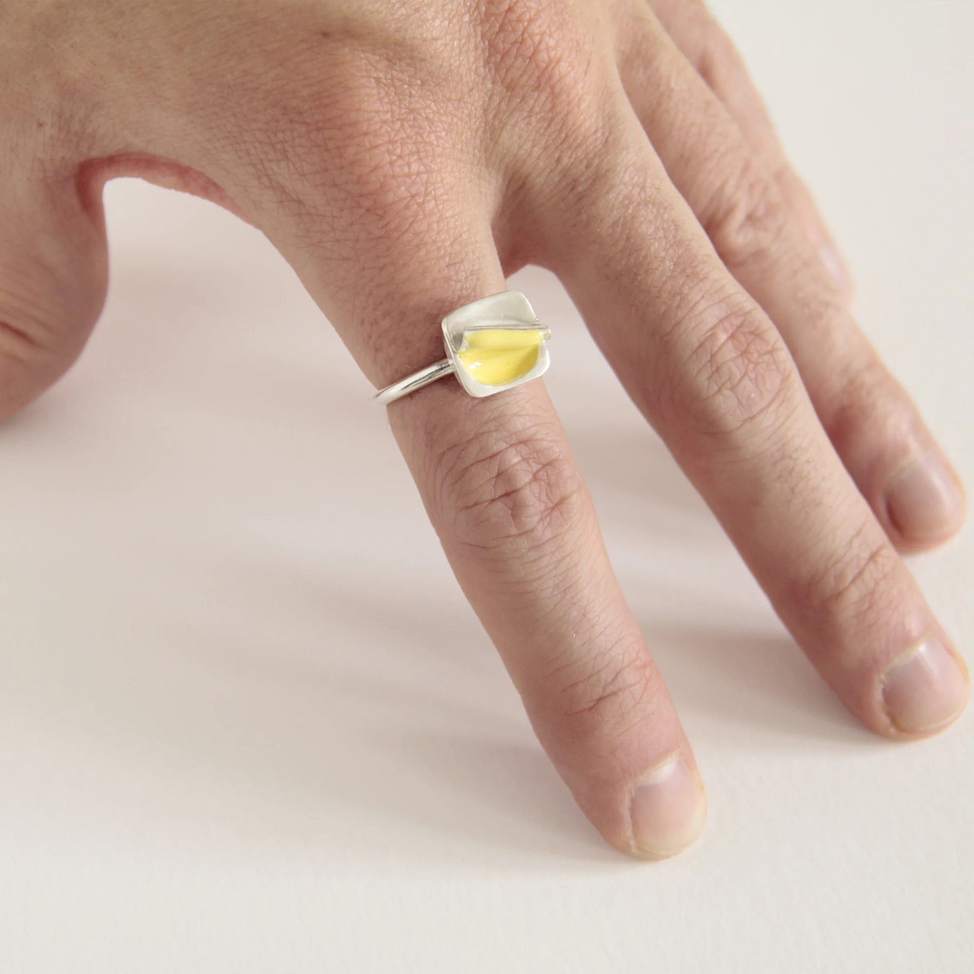 Anillo de plata con forma de natillas