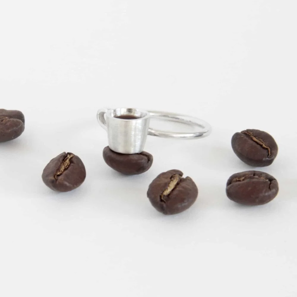 Anillo de plata con forma de taza de café