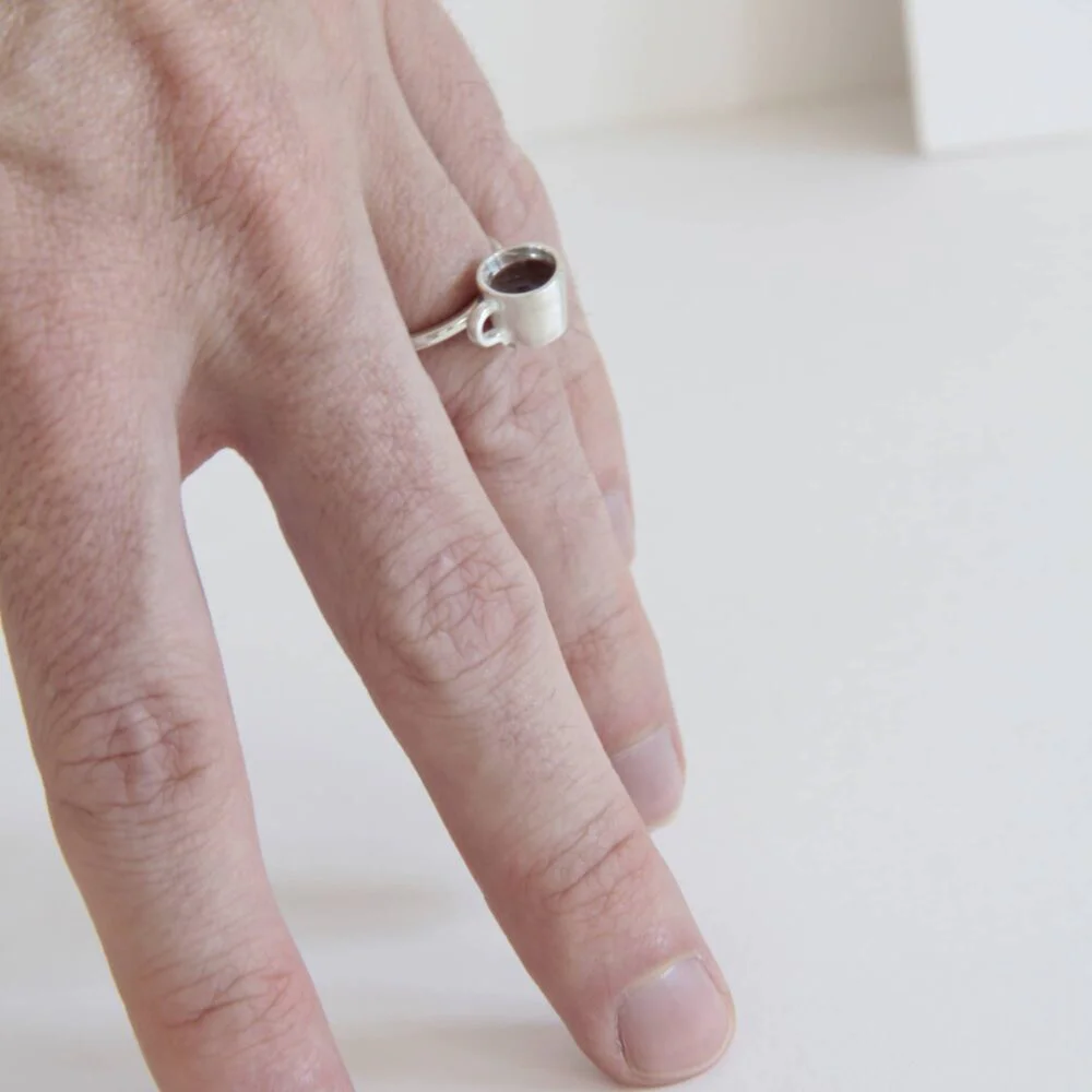 Anillo de plata con forma de taza de café