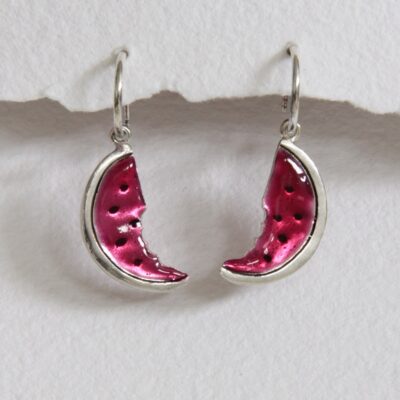 Aros de plata y sandías rosas