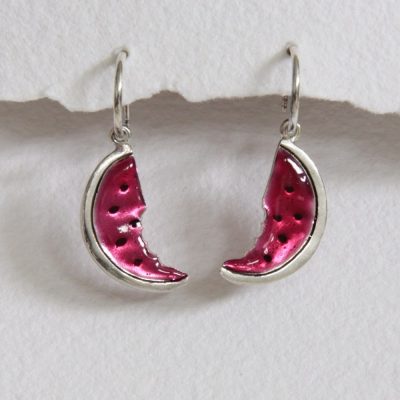 Aros de plata y sandías rosas