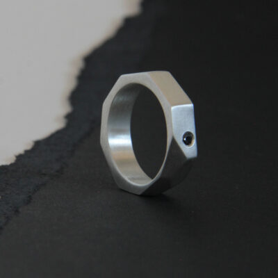 Alianza de plata geométrica y diamante 