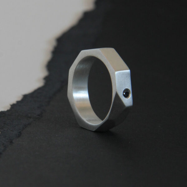 Alianza de plata geométrica y diamante 