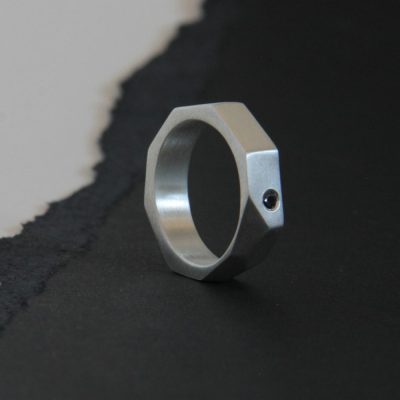Alianza de plata geométrica y diamante 