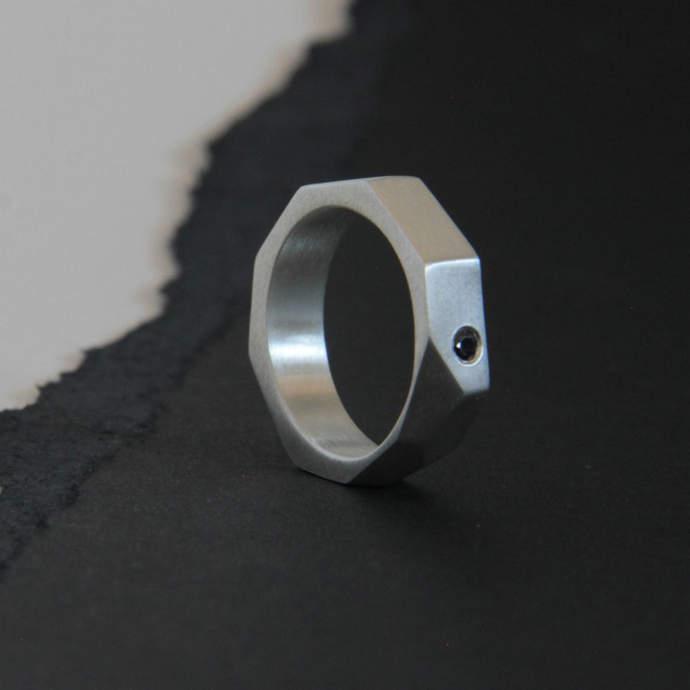 Alianza-de-plata-lata-geometrica-diamante-negro-2C - Vacía La Nevera Alianza de plata geométrica y diamante