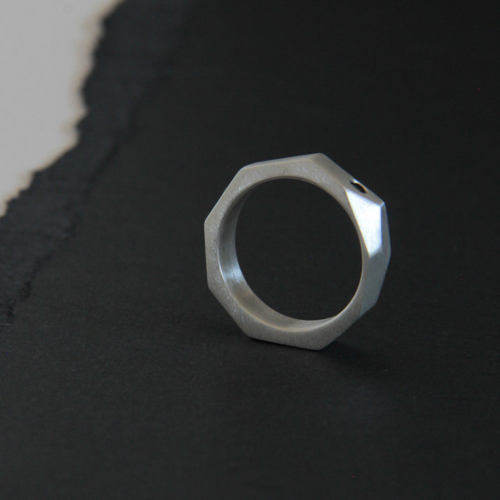 Alianza-de-plata-lata-geometrica-diamante-negro-3C - Vacía La Nevera Alianza de plata geométrica y diamante