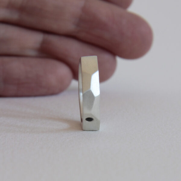 Alianza de plata geométrica y diamante 