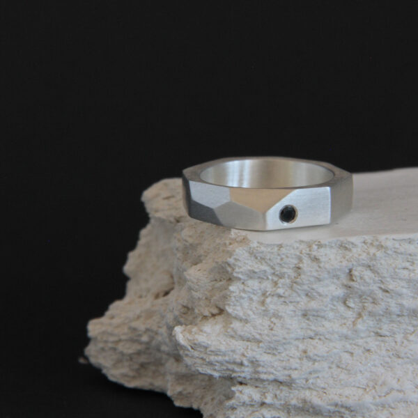 Alianza de plata geométrica y diamante negro