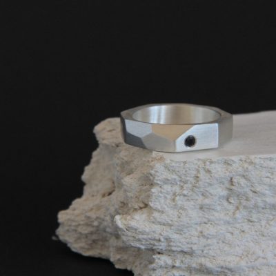 Alianza de plata geométrica y diamante negro