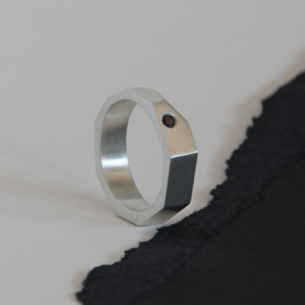 Alianza-de-plata-lata-geometrica-diamante-negro-7C - Vacía La Nevera Alianza de plata geométrica y diamante