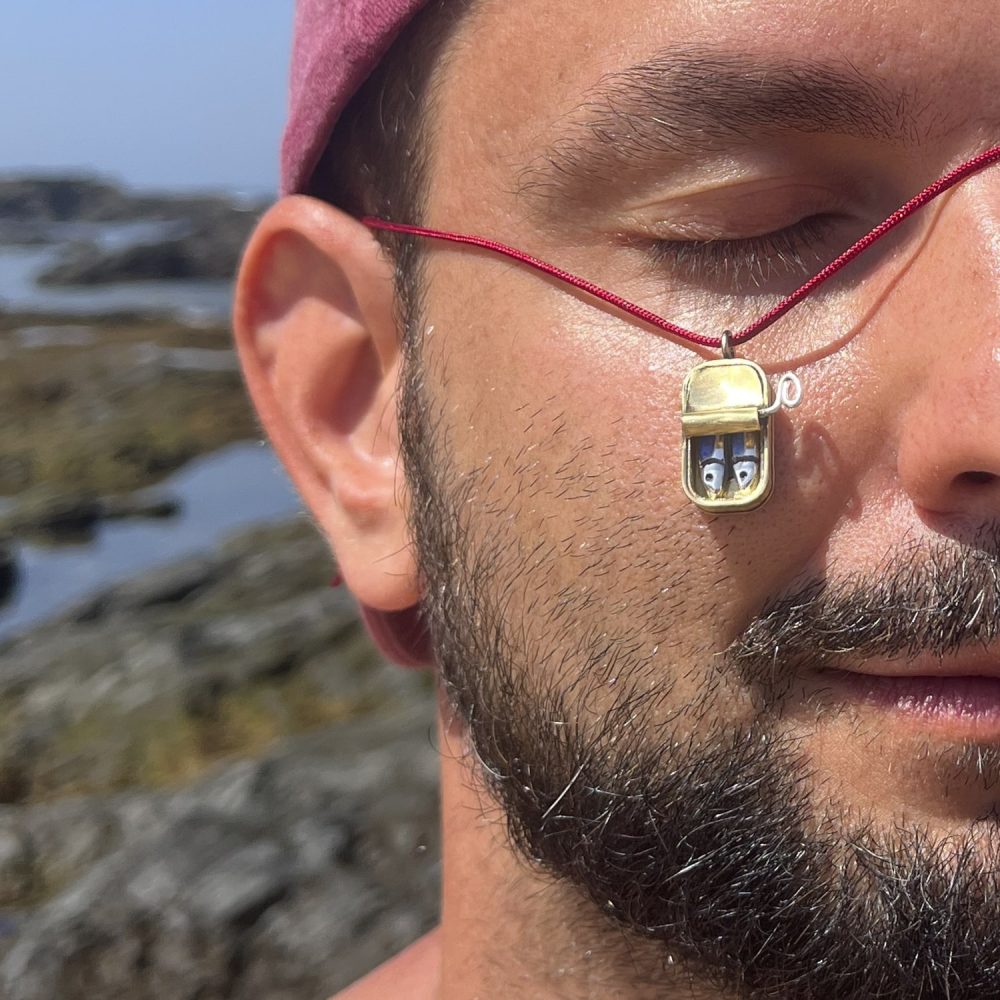 Colgante de latón y plata Lata Pareja de Sardinas - Vacía La Nevera Colgante de latón y plata Lata Pareja de Sardinas