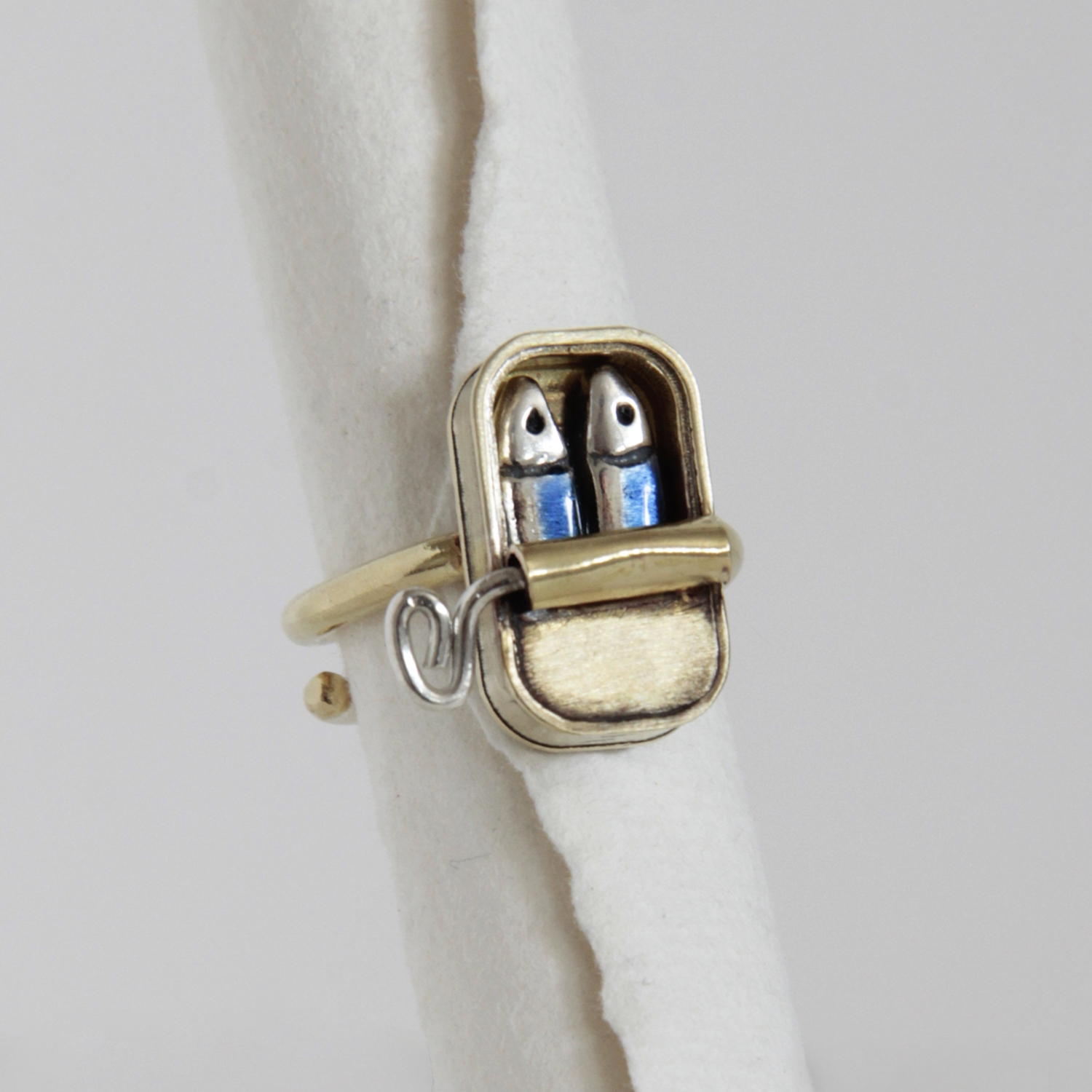 Anillo-laton-lata-pareja-de-sardinas-1C - Vacía La Nevera Anillo de latón y plata Lata pareja de sardinas