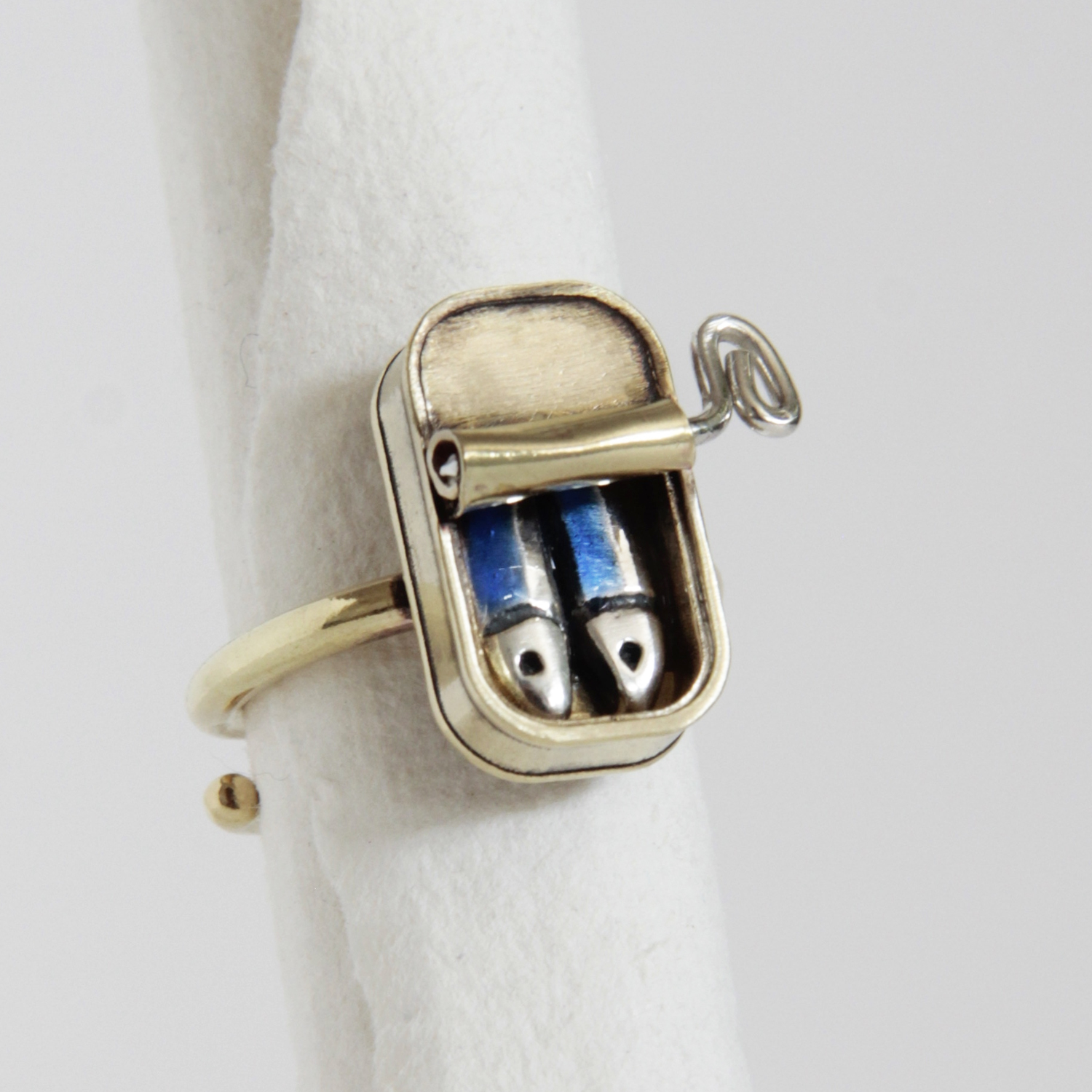 Anillo-laton-lata-pareja-de-sardinas-2C - Vacía La Nevera Anillo de latón y plata Lata pareja de sardinas