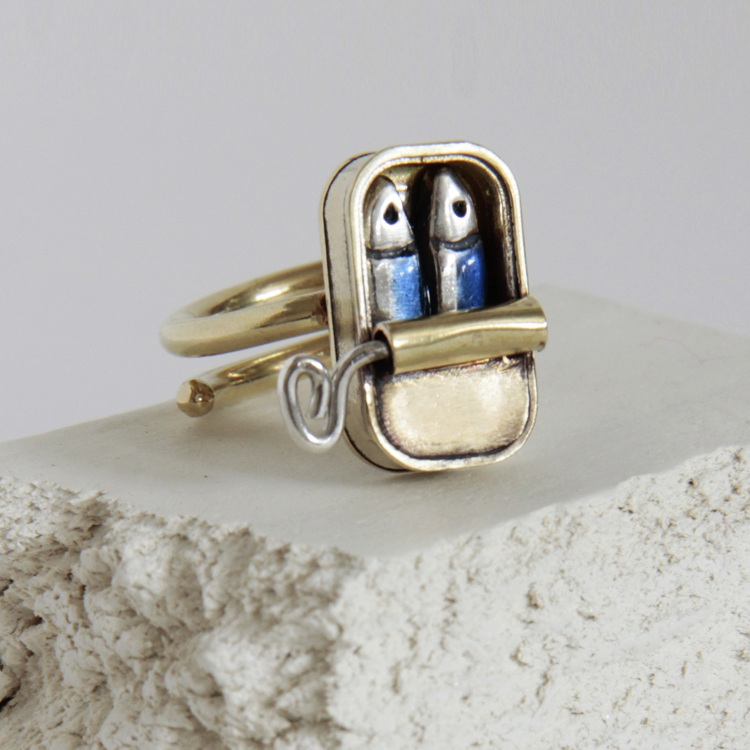 Anillo-laton-lata-pareja-de-sardinas-3C - Vacía La Nevera Anillo de latón y plata Lata pareja de sardinas