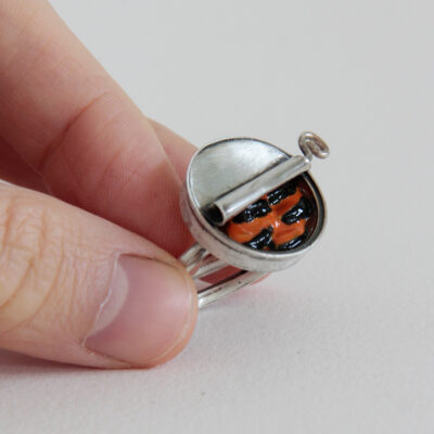 Anillo de plata, Lata de Mejillones